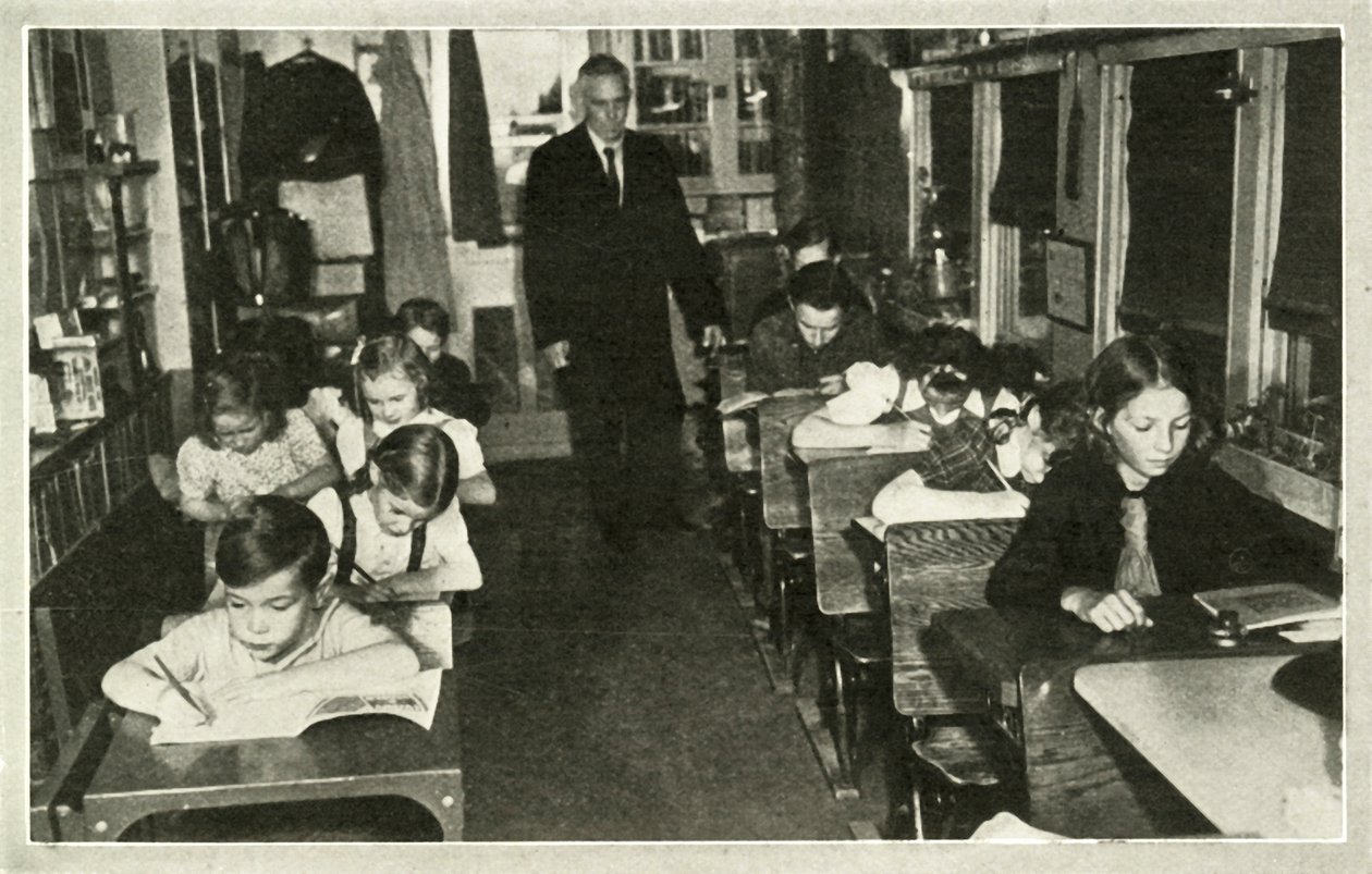 When the School comes to the Children - Travelling schools provide thoroughly modern education by Unbekannt