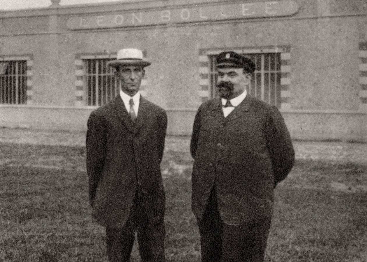 Wilbur Wright, American aviator, and Leon Bollee, French inventor and car manufacturer, 1908 by Unbekannt