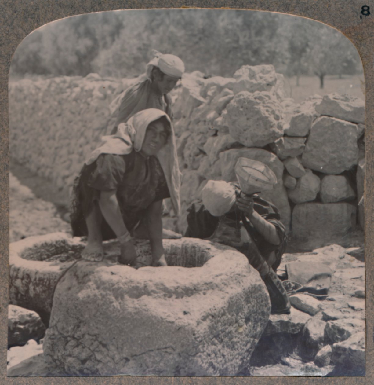 Women drawing water at the Fountain of the Magi, on the road to Bethlehem, c1900 by Unbekannt
