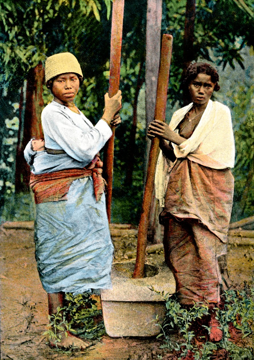 Women Pounding Rice, Madagascar by Unbekannt