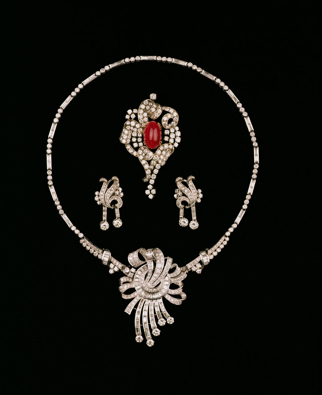 Art Deco diamond jewellery: baguette diamond brooch pendant, cabochon ruby and diamond scroll brooch, diamond pendant earrings by Unbekannt Unbekannt