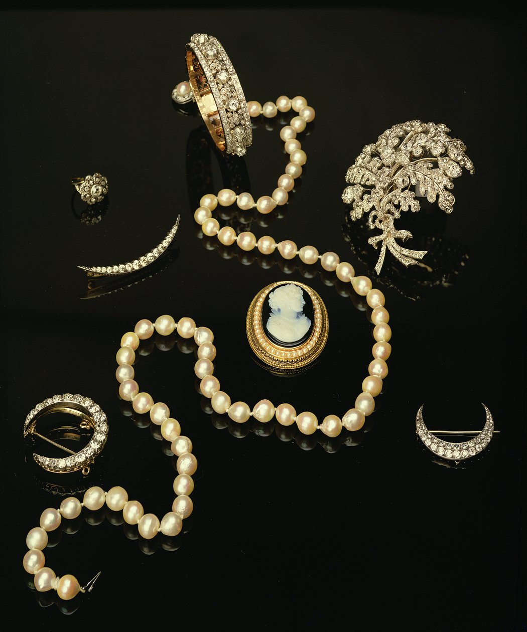 Four Victorian diamond brooches; carved oval cameo; cultured pearl strand by Unbekannt Unbekannt