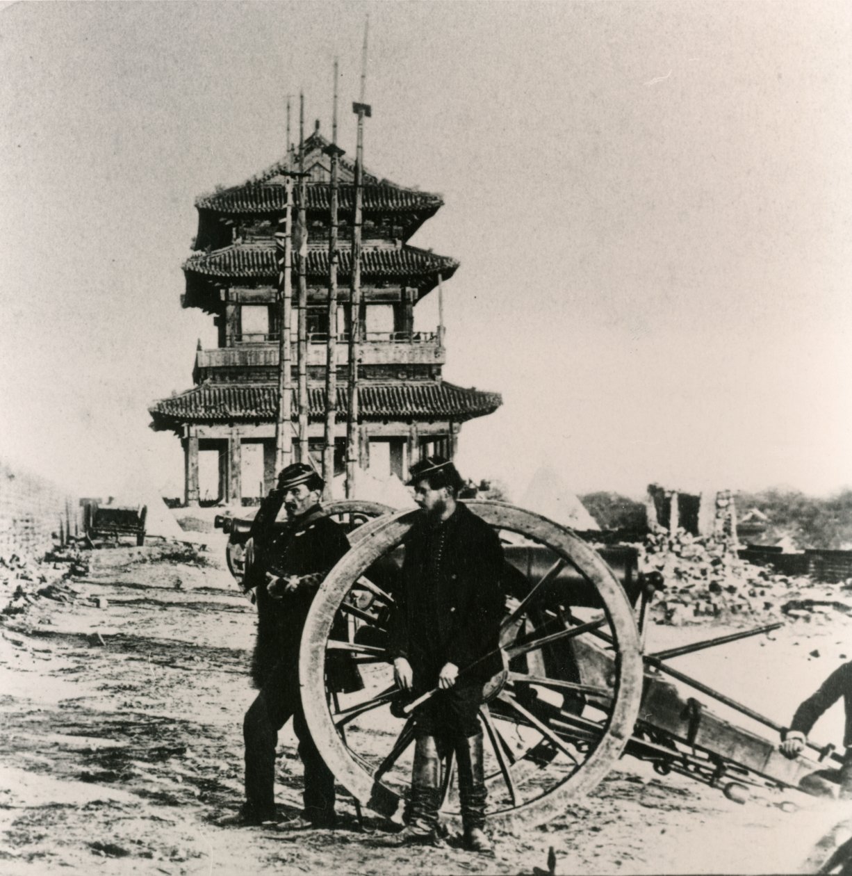 French Soldiers by a Cannon in Peking During the Anglo-French Expedition to China, 1860 by Unbekannt Unbekannt