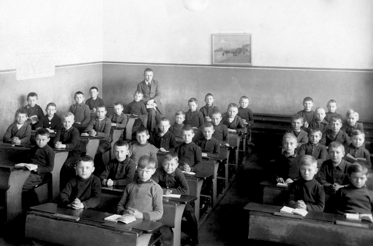 A boy class, the schoolboys are in uniform by Unbekannter Künstler