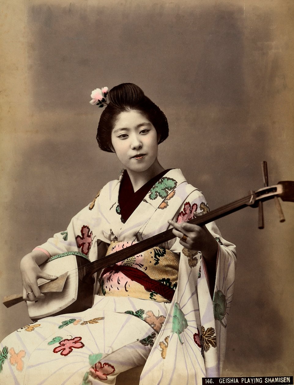 A geisha playing the shamisen by Unbekannter Künstler