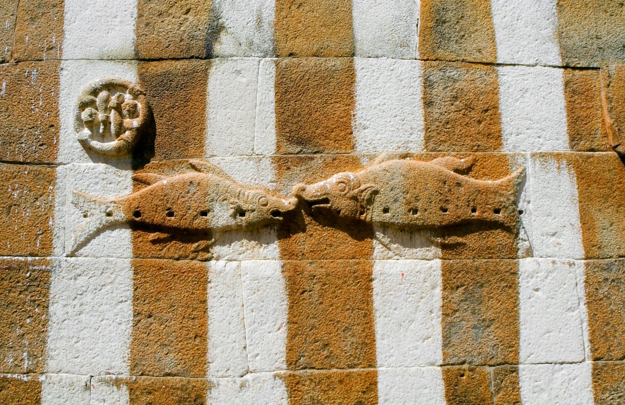 Bas-relief of two fishes on enclosure of Gomateshwara statue by Unbekannt