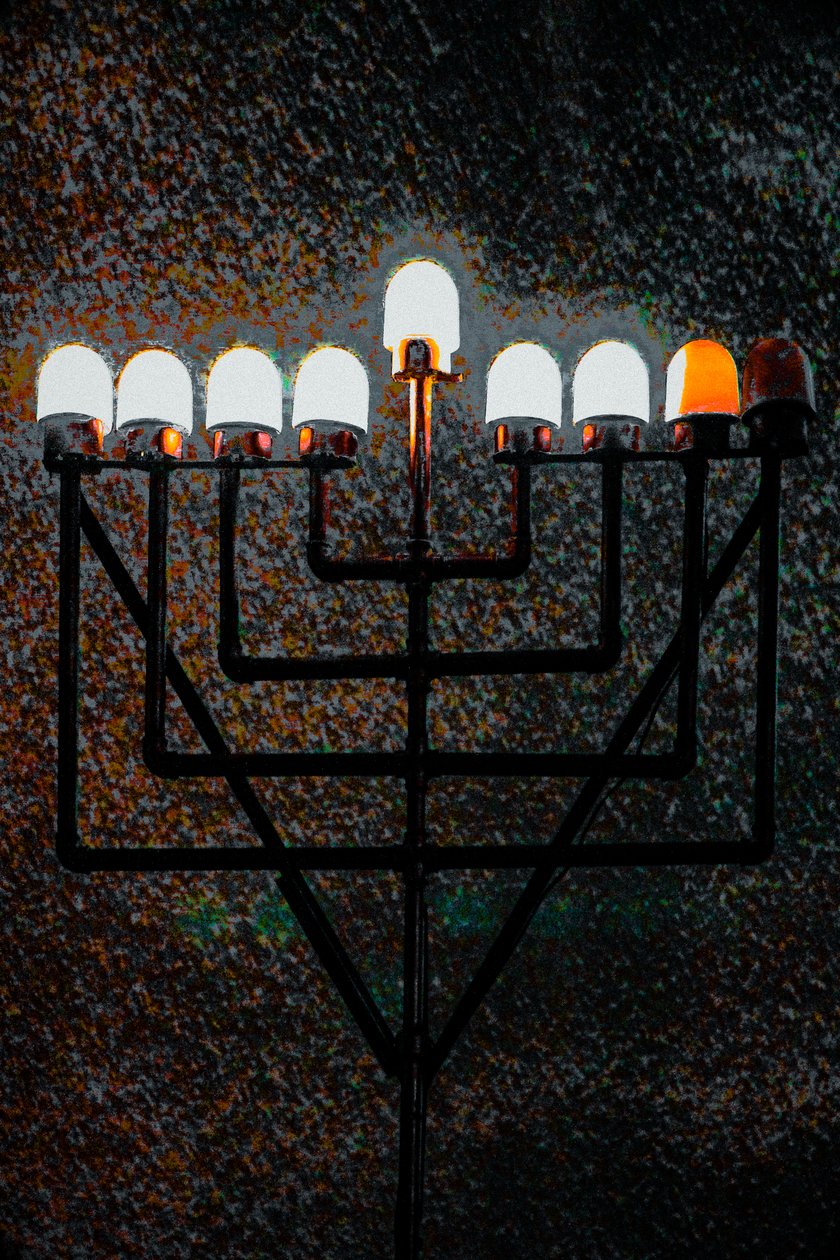 Big Synagogue Menorah by Unbekannter Künstler