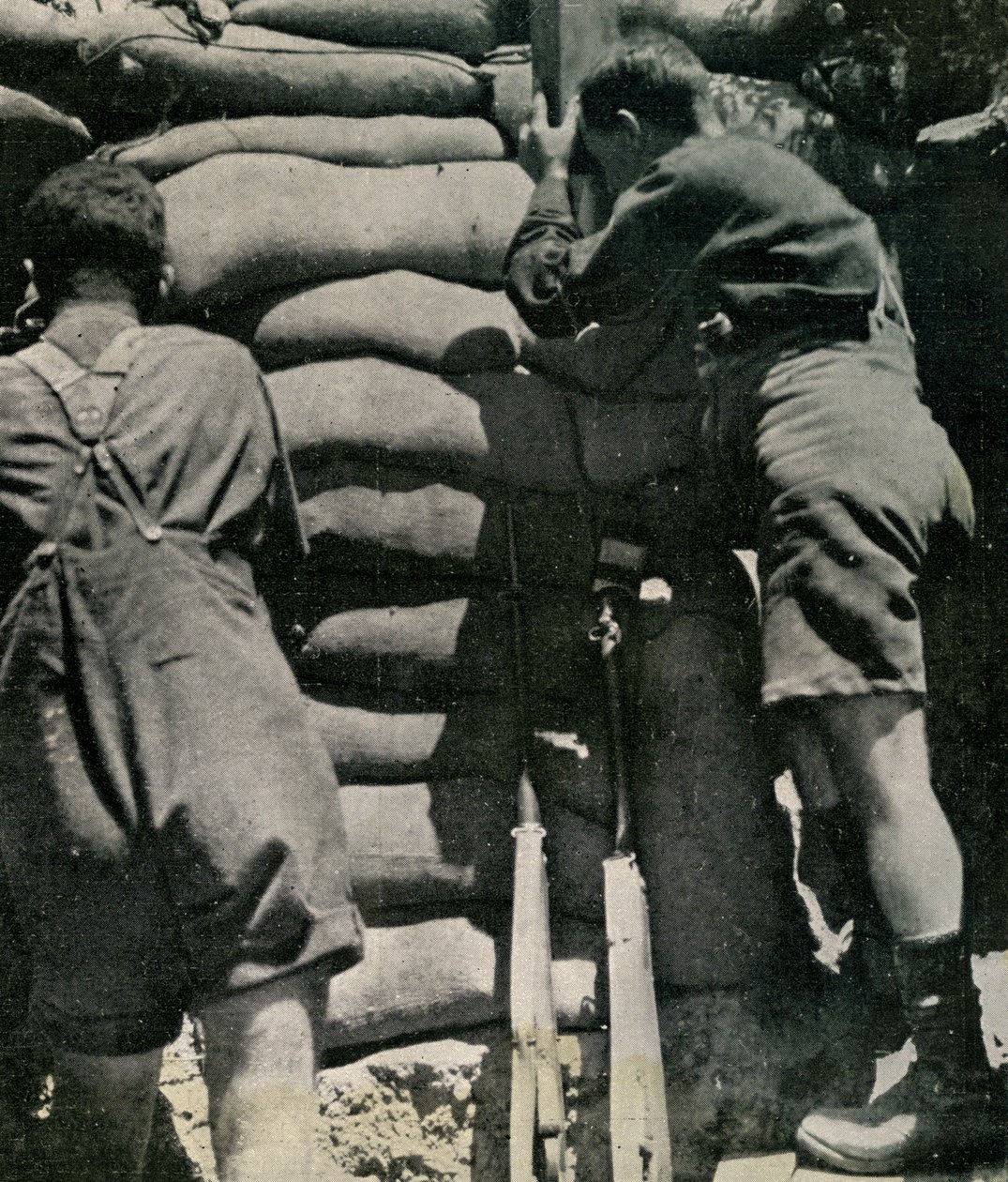 British troops fighting in khaki-drill shorts, Gallipoli Peninsula by Unbekannt