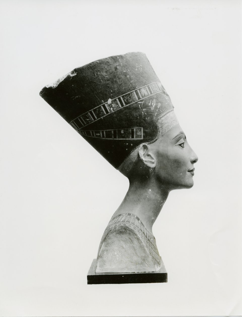 Bust of Queen Nefertiti, side view, copy of bust in the Aegyptisches Museum, SMPK, Berlin by Unbekannt
