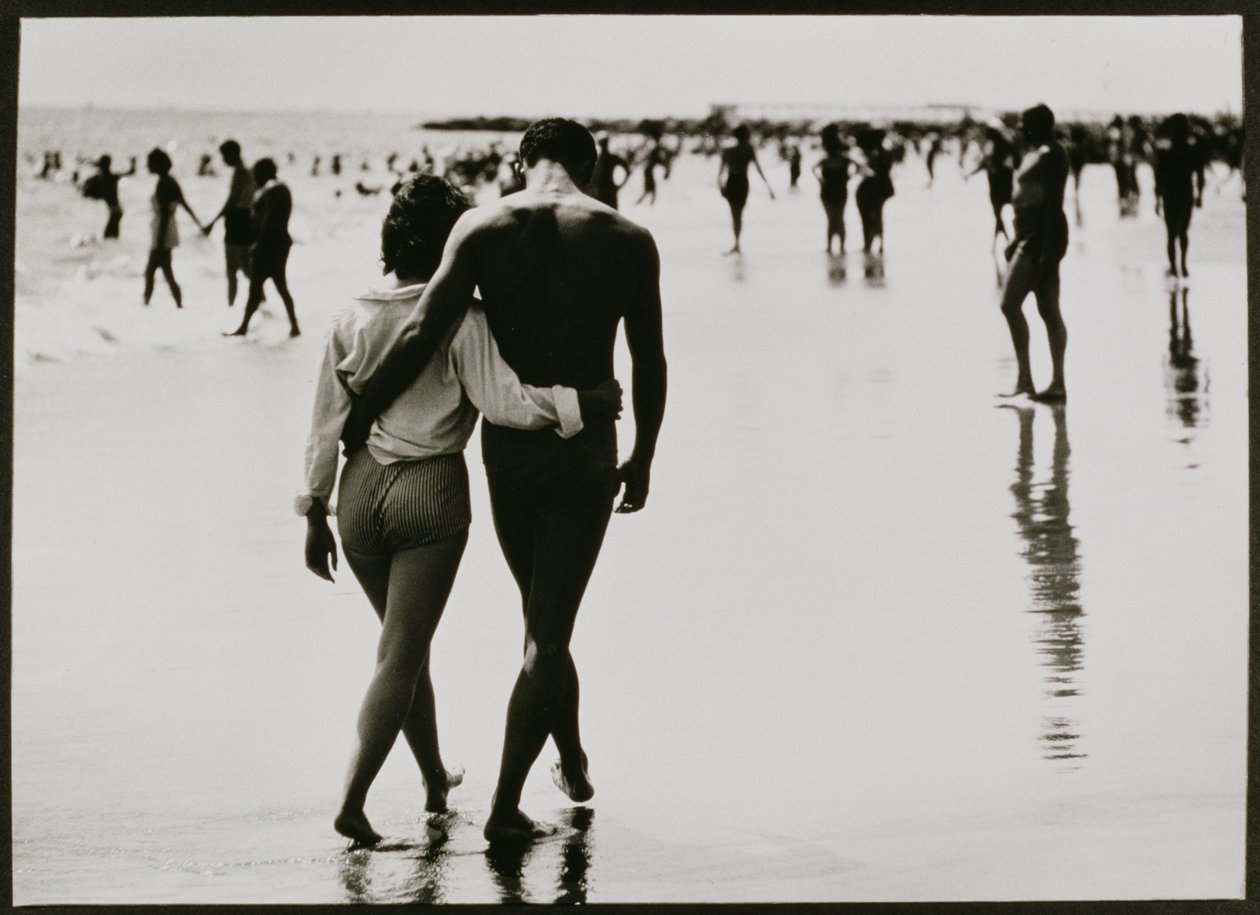Couple Walking in the Water at Coney Island, New York City, Untitled 46, c.1953-64 by Unbekannter Künstler