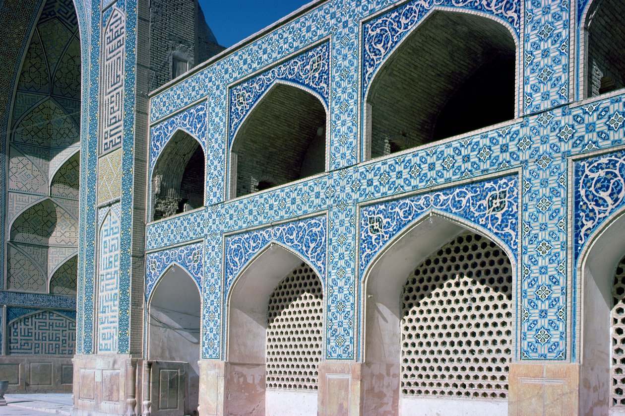 Courtyard arcade (riwaq) and West vaulted entrance (iwan) c.1121-2 by Unbekannt