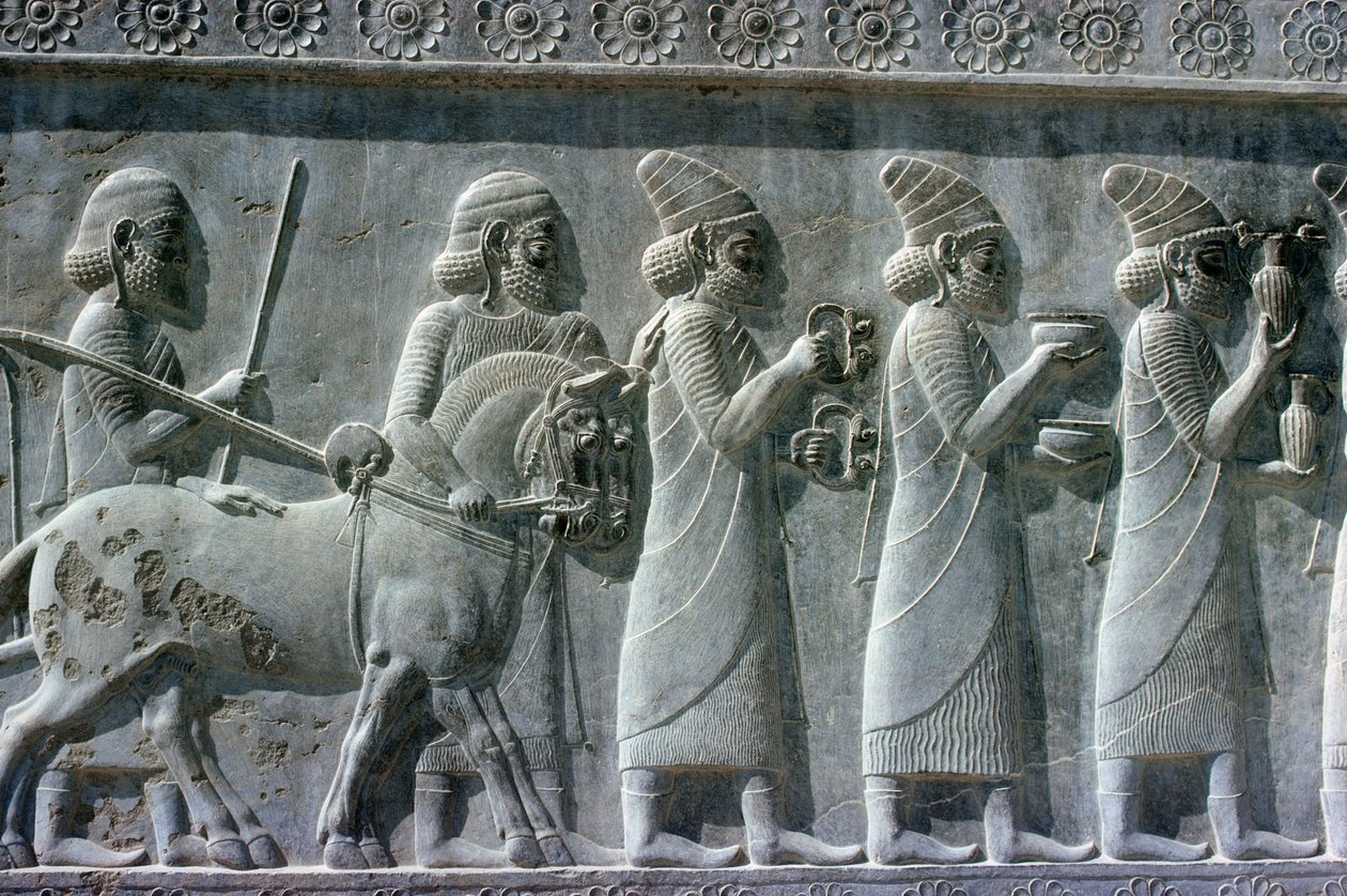 Detail of the relief frieze on the East stairway to the Apadana depicting Lydian delegates bearing gifts for a ceremony, Achaemenian period, c.515 BC (detail) by Unbekannt