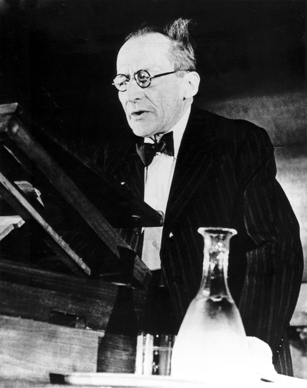 Erwin Schrodinger, Austrian physicist, delivering a lecture by Unbekannt
