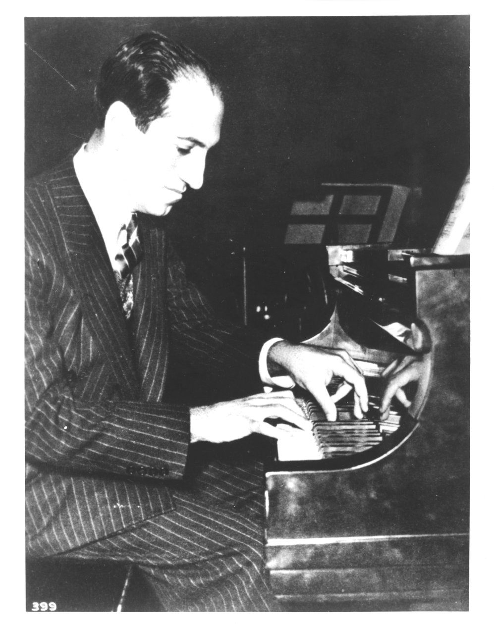 George Gershwin, American composer, at the piano by Unbekannt