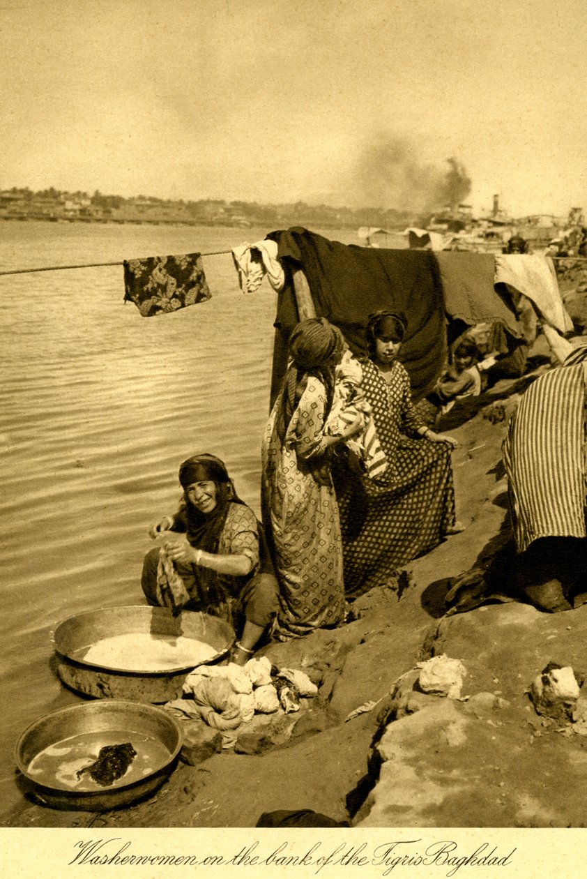 Iraq - Washerwomen on the banks of the Tigris by Unbekannter Künstler