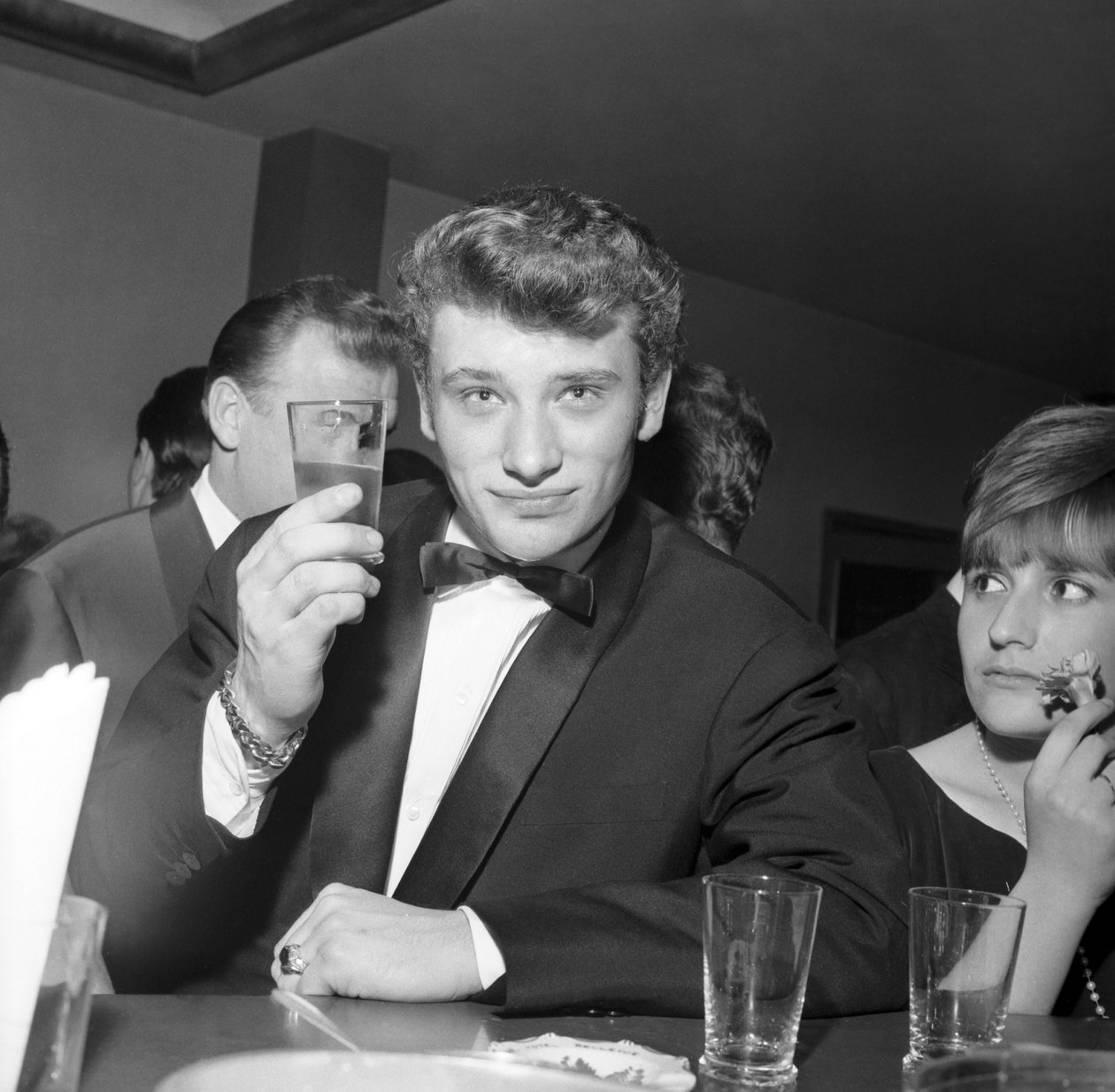 Johnny Hallyday having a cocktail at the bar, Cortina d