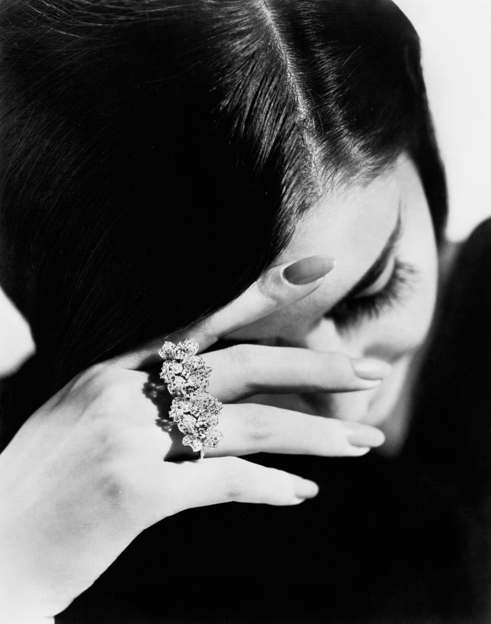 Model wearing a ring made by the jeweller Giulio Veronesi, Bologna by Unbekannter Künstler