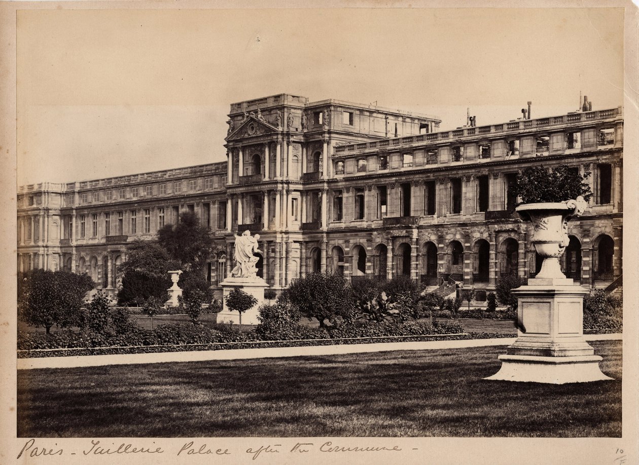 Municipality of Paris (1871): view of the Palais des Tuileries in Paris around May 1871 by Unbekannt