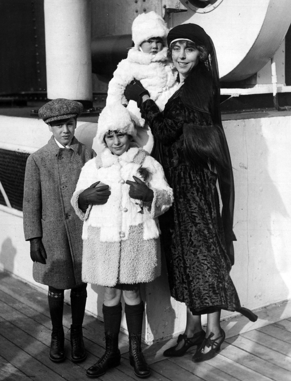 New York City, December 1923: Photographs on SS Paris, Mrs Guinevere Sinclair Gould and her three children during their boarding for Europe by Unbekannt