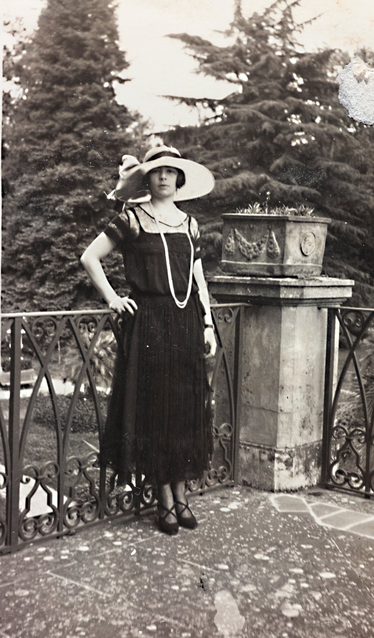 Portrait of a woman leaning against the balustrade of a terrace by Unbekannter Künstler