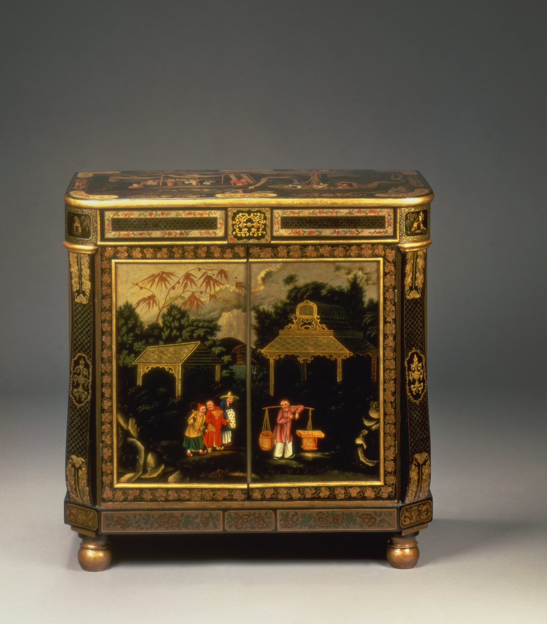 Regency tole peinte black japanned side cabinet, showing front doors painted with figures of merchants in a landscape, rare by Unbekannt
