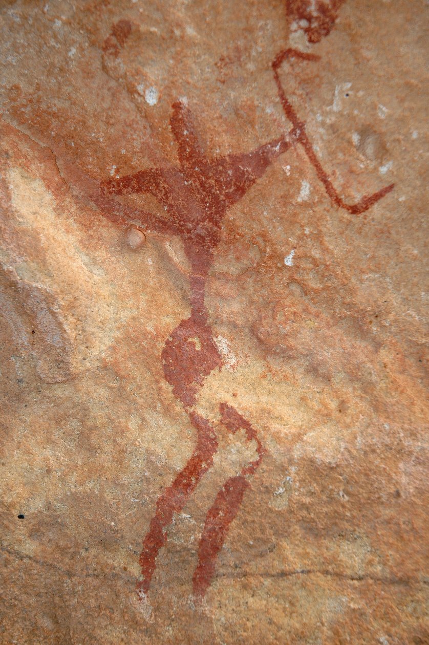Rock art, Prehistory: Painting of a character (archer) in an ornate shelter, in the Uweinat massif, Sudan (Karkur-Talh or Karkur Talh). Period from 8000 to 3000 years BC. Photography by Unbekannt