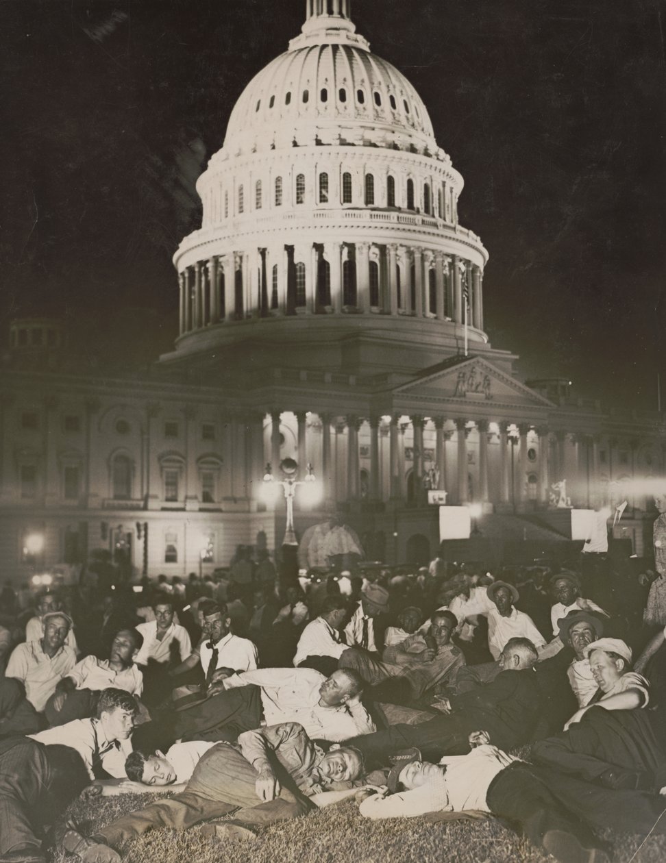 Western Bonus Army lays siege to Capitol, spend night on plaza lawns by Underwood and Underwood