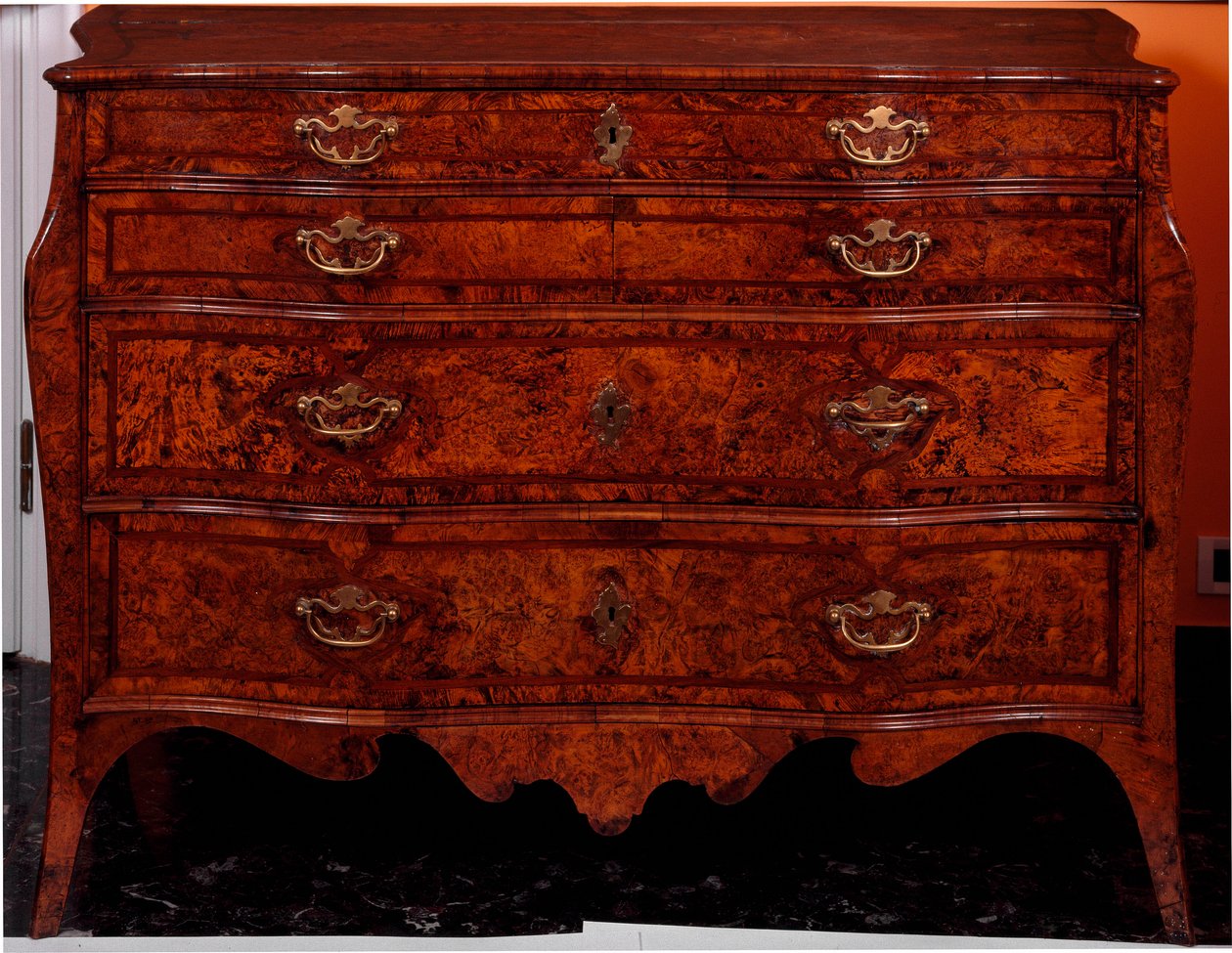 Chest of drawers made of cedar wood. 1735-1745 approx. Dim. 97x137x68 cm Private collection by Unknown artist