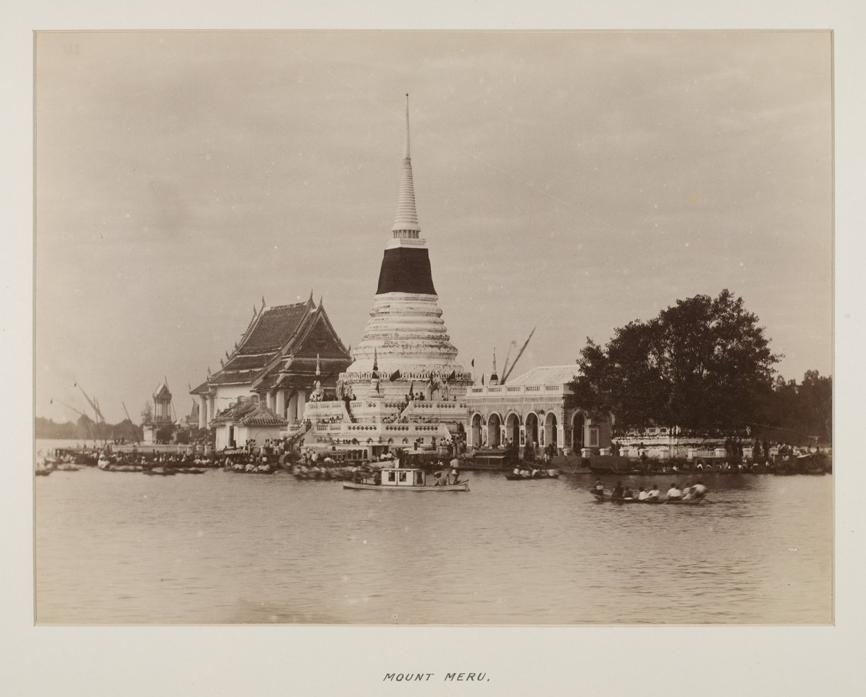 Photograph in photograph album by Unknown photographer