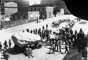 Carrara: numerous oxen pull a wagon loaded with an enormous block of marble coming from the Apuan quarries