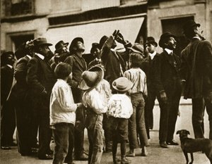 A street crowd in Mexico City observing Halley