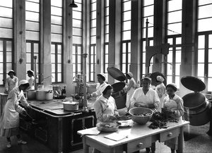 Villa Rosa Maltoni Mussolini: cooks preparing meals by Fratelli Alinari