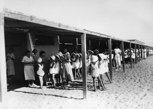 Villa Rosa Maltoni Mussolini: meal distribution on the beach by Fratelli Alinari