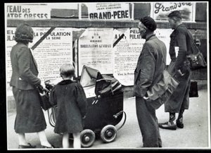 Second World War: Passers-by read the mobilization posters in September 1939 by Anonymous Anonymous