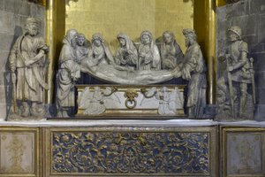 The tomb: the shroud of Christ is held by Nicomede and Joseph of Arimathia who holds the head of Jesus, behind, Saint John supports the Virgin Mary, followed by three women, the first carries the crown of crown and the last is Mary Magdalene - Sculpture