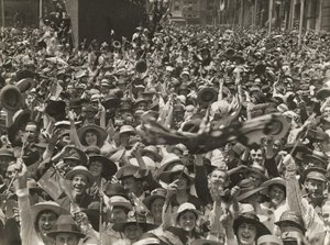 Crowd in Martin Place, Sydney, celebrating the news of the signing of the armistice, 11 November 1918 by Australian Photographer