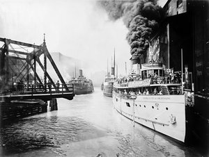 Passenger boats in the Chicago River, Chicago, Illinois, USA, c.1905