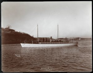 View of the yacht Mousquetaire of the New York Yacht, Launch und Engine Co. on the Harlem River, New York by Byron Company