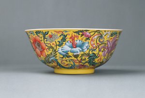 A fine famille rose yellow-ground bowl, 1821-1850 by Chinese School