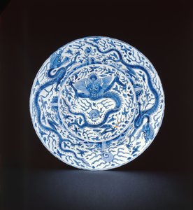 Blue and white dish painted with dragons, Wanli or Chongzheng, 1600-35 by Chinese School
