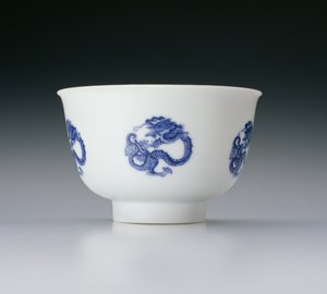 Bowl, decorated with dragon roundels, Kangxi mark and period 1662-1722