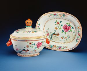 Tureen, cover and stand painted with the Double Peacock pattern, Qianlong period