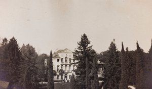 Album of the First World War in Friuli-Venezia Giulia: view of Villa Brazza, home to 17 of the Hospital of war in Soleschiano Manzano, photo taken from the church tower, 01-04/1916 by Elena Bianconcini