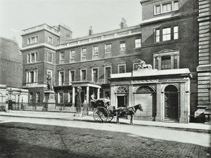 Hansom cab outside the war office, Pall Mall, Willis Collection, 1890 by English Photographer
