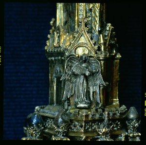 Angel playing a gittern with a plectrum, detail from the crozier of William of Wykeham