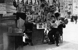 Newspaper stand, Paris