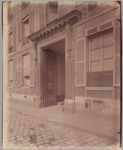 Hotel Richelieu, 18 Quai de Bethune by Eugène Atget