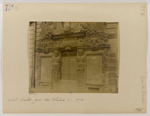 Porte, façade sur rue, hôtel de Fieubet (hôtel de la Valette, école Massillon), 2 quai des Célestins, 4ème arrondissement, Paris by Eugène Atget