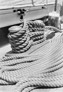 On the ship Amerigo Vespucci: bollard and rope