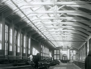 The Lion House with five men working on its maintenance, London Zoo, 1926